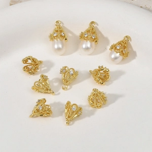 Dettaglio dei ciondoli a ombrello placcati in oro 14k con perle e zirconi cubici