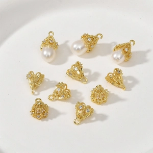 Dettaglio di copriperla placcati oro 14k e ciondoli in zircone filigranato per gioielli