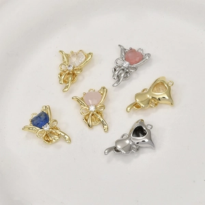 Détail de pendentifs cœur fleur avec nœud plaqué or 14k et zircons multicolores