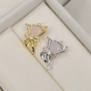 Détail de breloques nœud en or 14k et cœur rose pour la création de bijoux DIY
