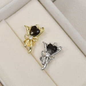 Vue détaillée de pendentifs bouquet de cœurs à nœud avec placage or 14 carats et zircons