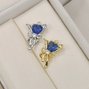 Détails des pendentifs bouquet avec pierres de cœur bleues en finitions or et argent
