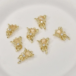 Vue détaillée de pendentifs bouquet de cœur dorés 14k avec zircon pour création de bijoux