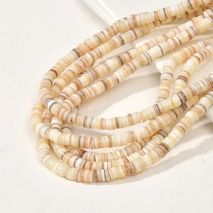 Vue macro de perles heishi en coquillage naturel de 6mm pour bijoux DIY