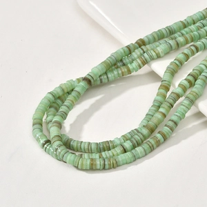 Vue détaillée de perles heishi en coquillage naturel vert menthe 6mm pour bijoux DIY