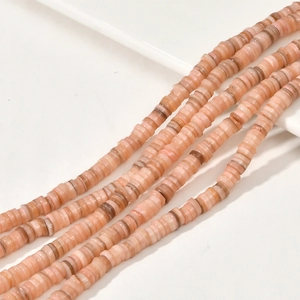 Gros plan de perles heishi en coquillage naturel rose 6mm pour bijoux DIY faits main