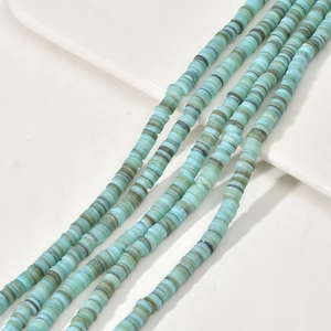 Vue macro de perles heishi de 6 mm en coquillage bleu pour la création de bijoux DIY
