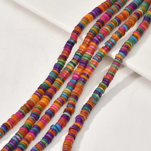 Détail de perles heishi colorées de 6mm pour la création de colliers et de bracelets