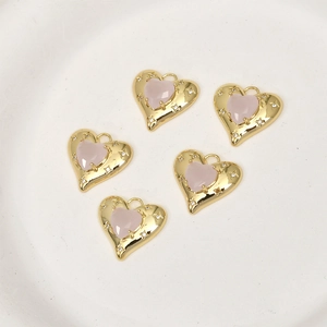 Set mit fünf 14k vergoldeten rosa Herzanhängern mit weißen Kristallen für DIY-Schmuck