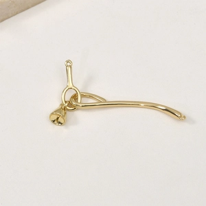 Vue macro d'une barre en métal doré 14k avec petit grelot pour création de bijoux DIY