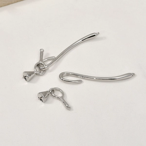 Vue macro de crochets et pendentifs en métal argenté pour la création de bijoux