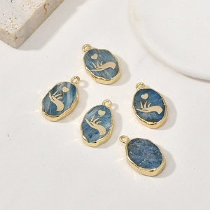 Macro-opname van 5 blauwe edelsteen hangers met gouden rand en hand-hart patronen