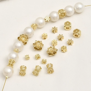 Gedetailleerd zicht op 14k vergulde bloemkralen en holle kralen voor DIY-sieraden maken