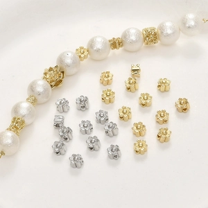 Macro-opname van 14k goud en zilver bloemkralen voor DIY-sieraden met parel accenten
