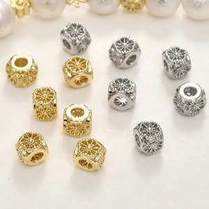 Macro detail van 14k vergulde bloem tussenkraaltjes voor DIY sieraden maken