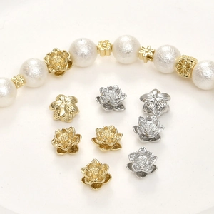 Detail van 14k vergulde bloem-tussenkralen met parels voor het maken van DIY-sieraden