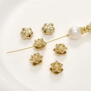 Macro-opname van 14k vergulde bloem kralen met parels voor DIY sieraden maken