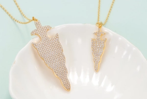 Gouden pijlhanger kettingset met zirkonia steentjes op een elegante groene basis