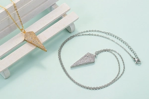Pijlpunt hanger kettingen in goud en zilver finish met micro-pave zirkonia