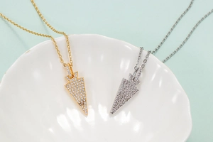 Pijlhanger ketting met micro-pave zirkonia steentjes in goud en zilver afwerking