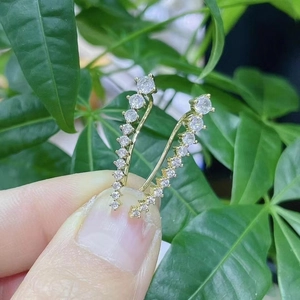 Eleganti orecchini a semicerchio a V placcati in oro con zirconi bianchi scintillanti