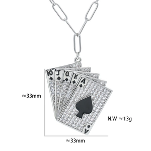 Dettaglio del ciondolo poker scala reale a picche con zirconi e dimensioni di 33 mm