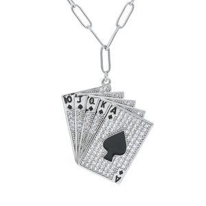 Dettaglio del ciondolo a forma di carte da poker in argento con zirconi micro pavé