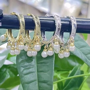 Pendientes de aro martillados con perlas en acabados de color dorado y plateado