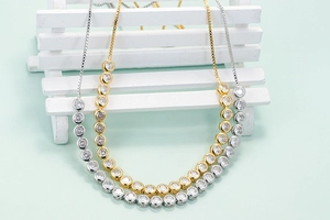 Schickes Halsketten-Set mit runden Zirkonia in Silber und Gold auf schlichtem Display
