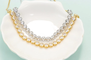 Detailansicht der verstellbaren Tennisarmbänder in Gold und Silber mit runden Zirkonia