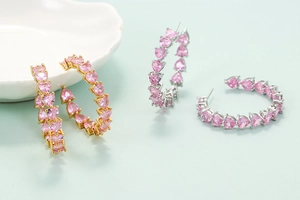 Pendientes de aro C con circonitas rosas en forma de corazón y acabados oro y plata