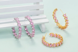 Pendientes de aro en C con circonitas rosas de corazón, acabados oro y plata