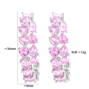 Detalle de pendientes de aro en C de 36 mm con circonitas rosa de corazón y dimensiones