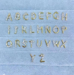 Vergulde 18K A-Z letter hanger set met sprankelende zirkonia kristallen