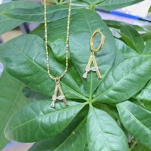 18K goud vergulde ketting en oorbel set met letter A en kristallen op groen blad