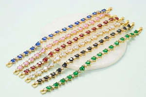 Braccialetti tennis con zirconi a cuore colorati placcati in oro su base marmo