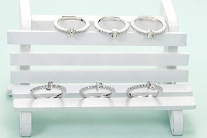 Gros plan de bagues en argent ajustables avec initiales en zircon et design ouvert
