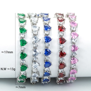 Dettaglio di bracciali tennis con cuori in zirconia colorata in cinque tonalità vivaci