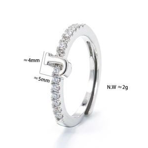 Détail de la bague lettre J en argent sertie de zircons avec dimensions et largeur de 4mm