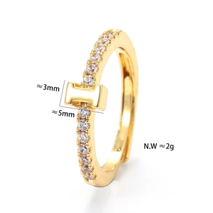 Détail d'une bague en H dorée avec zircons montrant les dimensions précises de 3 mm sur 5 mm