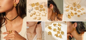 Detailansicht der goldenen Titanstahlschmuck-Kollektion mit Ohrringen und Ringen