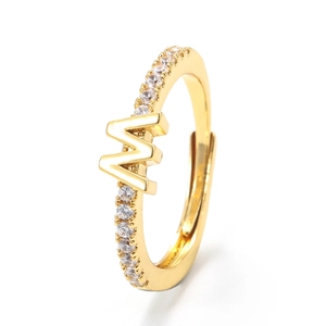 Bague réglable en or avec lettre M et pavé de zircones sur fond blanc épuré