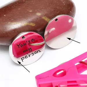 Pendentif rond en acier titane avec polissage miroir et gravure You're my person