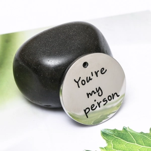Polierter Edelstahl-Rundanhänger mit 'You're my person' Gravur und Lochung