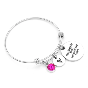 Verstellbares Edelstahl-Armband mit graviertem Anhänger und rosa Strassstein-Akzent