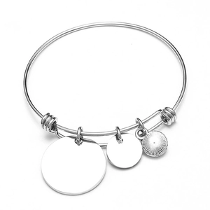Verstellbares Edelstahl-Armband mit drei polierten Rundanhängern auf weißem Hintergrund