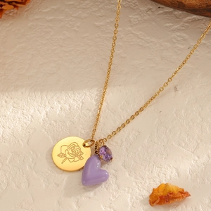Goldhalskette mit Rosen-Münze, lavendelfarbenem Herzanhänger und lila Edelstein
