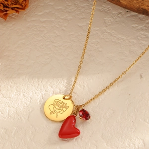 Goldene Edelstahlkette mit Rosenmünze, rotem Herz und Tropfenstein-Anhängern