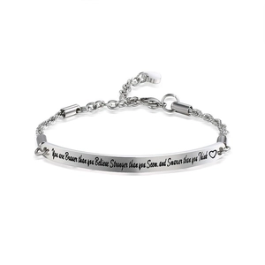 Bracelet chaîne en argent avec barre courbée gravée d'une phrase inspirante Braver than you Believe