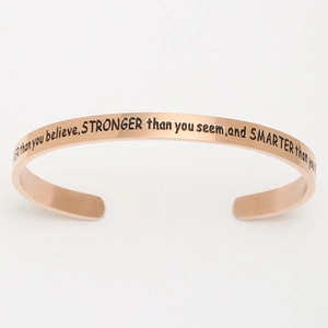 Inspirierender Armreif in Roségold aus Edelstahl mit gravierter Motivationsbotschaft